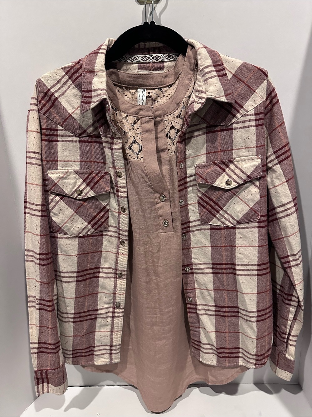 STS903 - Women’s Plaid Button-Up Shirt light weight - Cream & Burgundy Flannel-M
